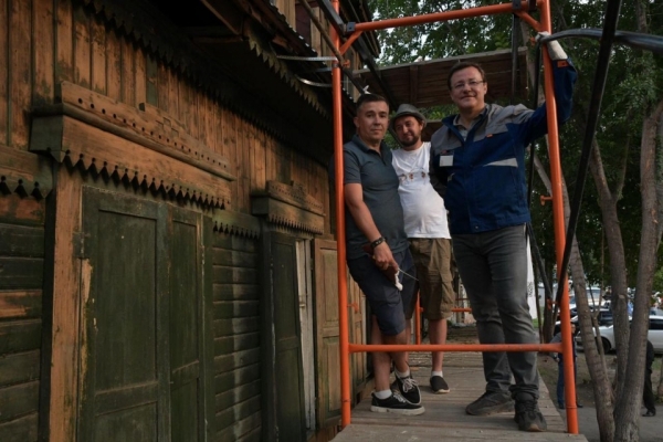 Дмитрий Азаров залез на строительные леса и подготовил стену дома под грунтовку 