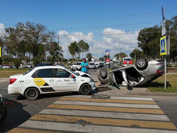 В Самаре на Ново-Садовой перевернулась машина с ребенком В Самаре на Ново-Садовой перевернулась машина с ребенком