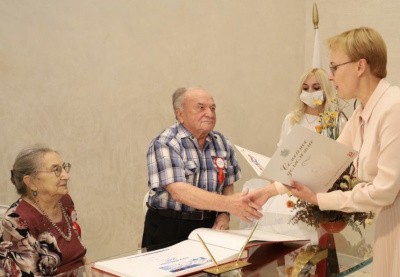 Елена Лапушкина поздравила семейные пары с Юбилеем супружеской жизни Елена Лапушкина поздравила семейные пары с Юбилеем супружеской жизни