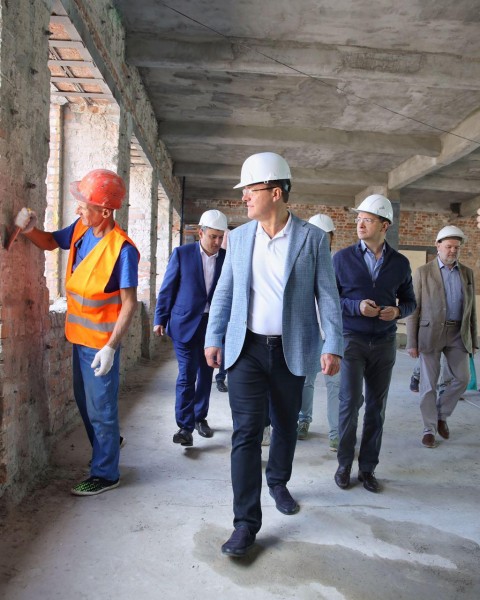 Дмитрий Азаров и Владимир Мединский оценили ход реставрации Фабрики-кухни Дмитрий Азаров и Владимир Мединский оценили ход реставрации Фабрики-кухни