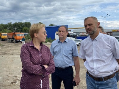 Глава города проверила ремонт Заводского шоссе