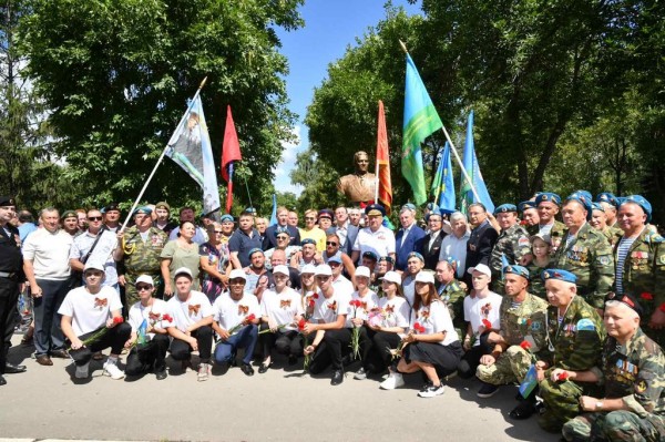 Дмитрий Азаров поздравил десантников с Днем ВДВ 