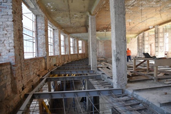 Дмитрий Азаров и Владимир Мединский оценили ход реставрации Фабрики-кухни Дмитрий Азаров и Владимир Мединский оценили ход реставрации Фабрики-кухни