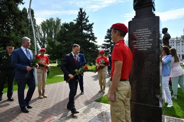 В Самаре Владимир Мединский торжественно открыл Аллею маршалов 
