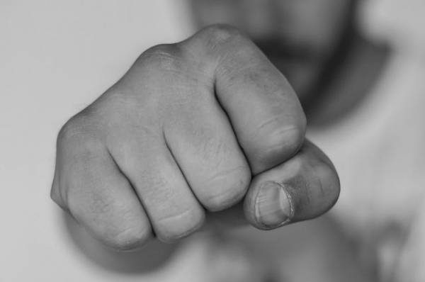 В Самаре группа подростков избила врача-реаниматолога