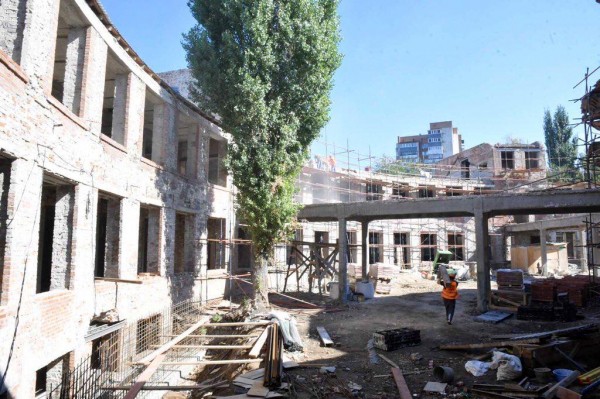 Дмитрий Азаров и Владимир Мединский оценили ход реставрации Фабрики-кухни Дмитрий Азаров и Владимир Мединский оценили ход реставрации Фабрики-кухни