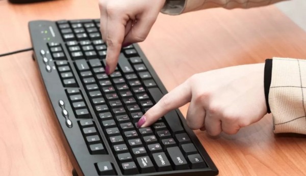 В России потребовали обучать чиновников слепому методу печати 