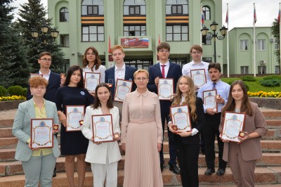 Елена Лапушкина вручила золотые медали 