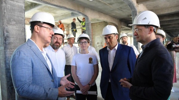 Дмитрий Азаров и Владимир Мединский оценили ход реставрации Фабрики-кухни Дмитрий Азаров и Владимир Мединский оценили ход реставрации Фабрики-кухни