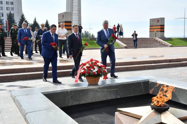 В Самаре Владимир Мединский торжественно открыл Аллею маршалов 