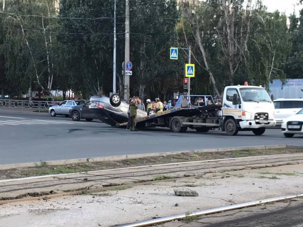 Вылетел на &laquo;красный&raquo;: в Самаре на Осипенко перевернулся автомобиль 