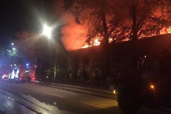 В Самарской области полсотни человек тушили заброшенный барак 