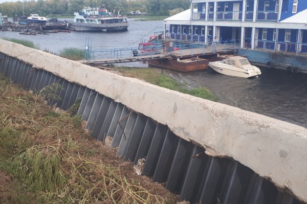 В блогах: у пристани села Рождествено начала разрушаться &laquo;коррупционная&raquo; дамба 