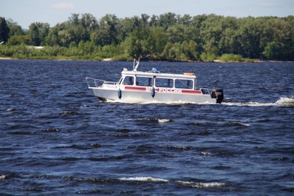 В Самарской области перевернулась лодка с рыбаками: одного из них ищут водолазы 