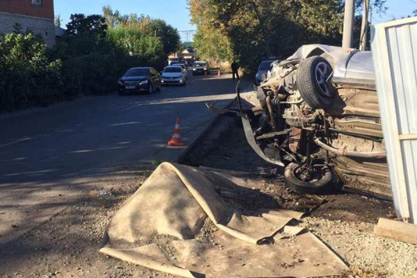 В Зубчаниновке Lada Priora скатилась в траншею, опрокинулась и протаранила забор В Зубчаниновке Lada Priora скатилась в траншею, опрокинулась и протаранила забор