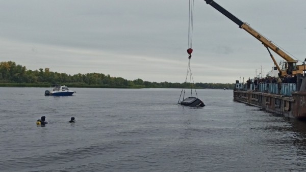 В Самаре на Волге утонул внедорожник вместе с пассажирами: мужчина и женщина погибли 