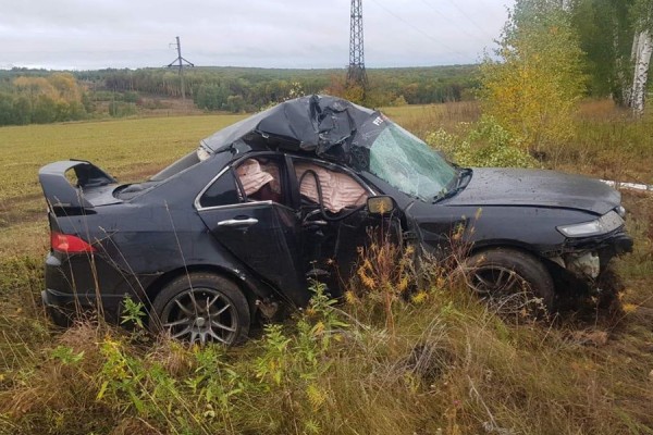 В Самарской области погиб пассажир иномарки, врезавшейся в дерево 