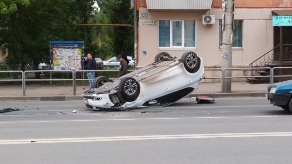В Самаре на ул. Авроры произошло ДТП с "перевёртышем"