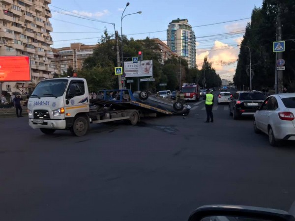 Вылетел на &laquo;красный&raquo;: в Самаре на Осипенко перевернулся автомобиль 