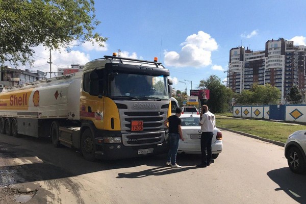 В Самаре на Ново-Вокзальной столкнулись бензовоз и иномарка 