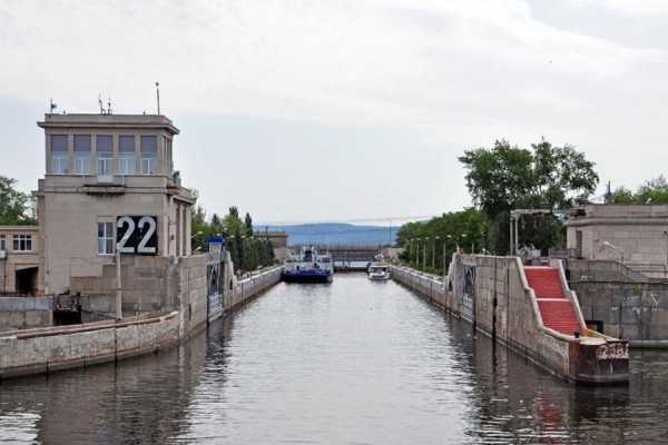 В Самарской области состав из 4-х барж врезался в створку шлюза Жигулевского гидроузла 