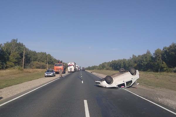В Самарской области Renault опрокинулась на крышу после столкновения с КамАЗом В Самарской области Renault опрокинулась на крышу после столкновения с КамАЗом
