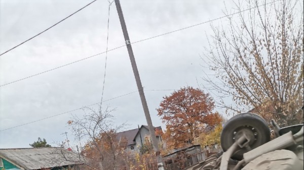 Появилось видео, как в Самаре на крышу перевернулся автомобиль