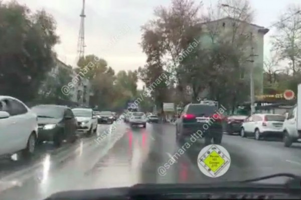 В Самаре затопило улицу Советской Армии 