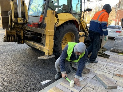 По новым тротуарам: часть пешеходных зон улицы Арцыбушевской по дорожному нацпроекту обновляют раньше запланированного