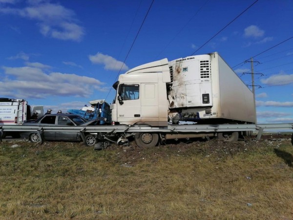 В Самарской области погиб водитель ЗИЛа после столкновения с автопоездом