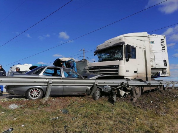В Самарской области погиб водитель ЗИЛа после столкновения с автопоездом