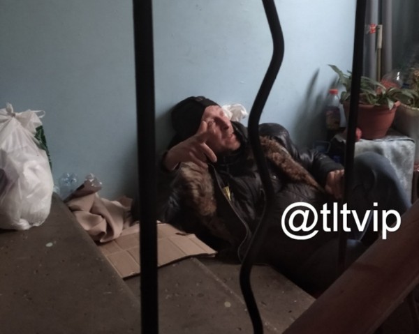 В Тольятти в подъезде поселился алкаш: жители кричат о помощи 