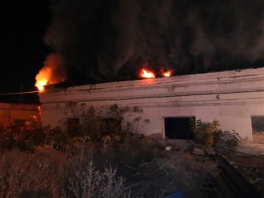 
В Самаре более 100 человек тушат крупный пожар на складе на ул. Камышинская
