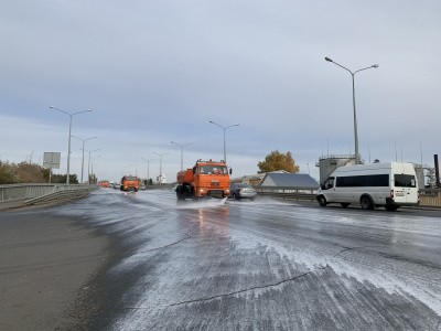 Мосты и путепроводы – не исключение: дезинфекция городских объектов организована непрерывно Мосты и путепроводы – не исключение: дезинфекция городских объектов организована непрерывно