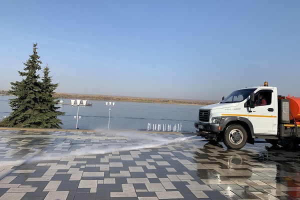 По 30 000 литров дезинфицирующего раствора каждый день используется для санобработки самарской набережной 