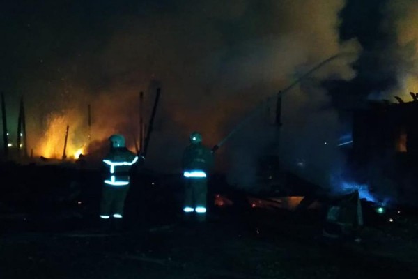 Под Самарой 109 человек потушили пылающий дом в Волжском районе 