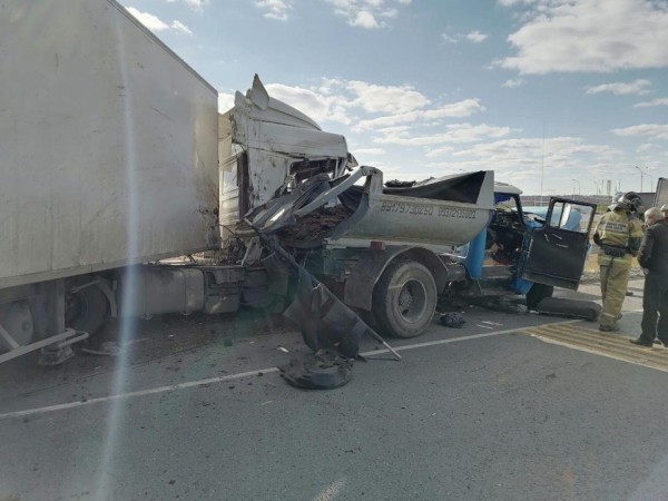 В Самарской области погиб водитель ЗИЛа после столкновения с автопоездом