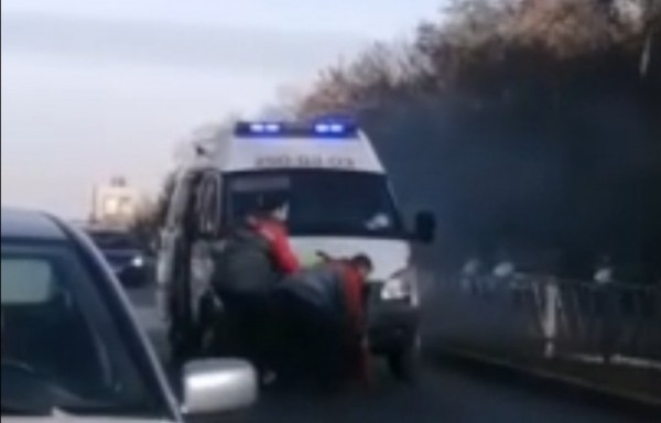 В Самаре на Гагарина горела «Скорая помощь» В Самаре на Гагарина горела «Скорая помощь»