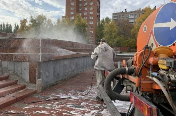 В Самаре дезинфицируют даже фонтанные парапеты В Самаре дезинфицируют даже фонтанные парапеты