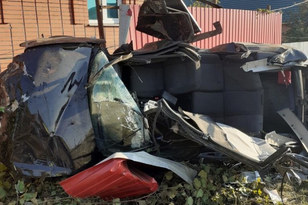 В Самаре &laquo;Приора&raquo; протаранила забор коттеджа: травмированы трое 
