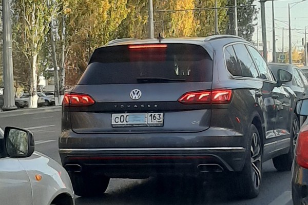 В блогах: самарские водители начали заклеивать номера автомобилей медицинскими масками 