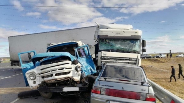 В Самарской области погиб водитель ЗИЛа после столкновения с автопоездом