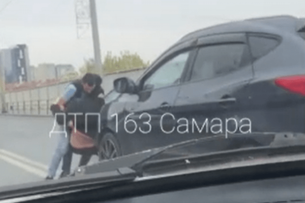 В блогах: водители устроили драку на Московском шоссе в Самаре 