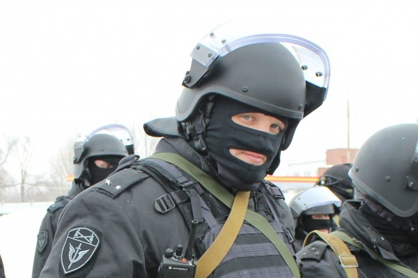 В Самаре офицер ОМОН спас мать с ребенком от стаи бродячих собак 