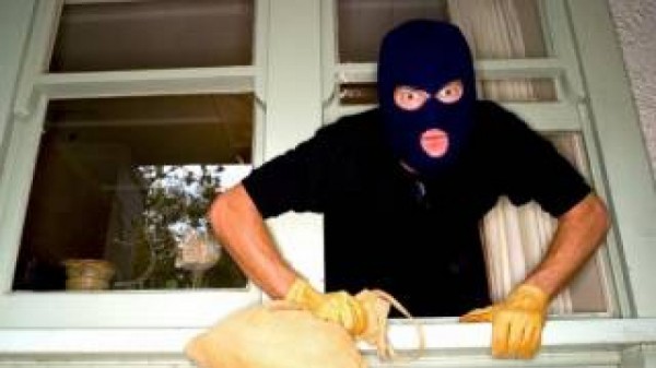 В Тольятти человек-паук ограбил квартиру в многоэтажке