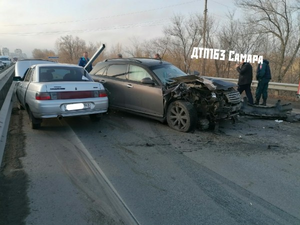 Кровавое ДТП: под Самарой &laquo;Инфинити&raquo; догнал &laquo;Ладу&raquo; 