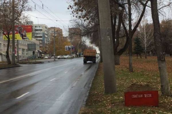 В Самаре на дорогах с подъемами и спусками установили 75 ящиков с песком