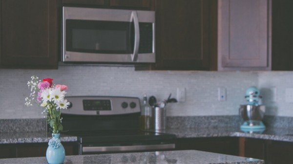 Какие вещи запрещено держать на кухонном столе: народные приметы