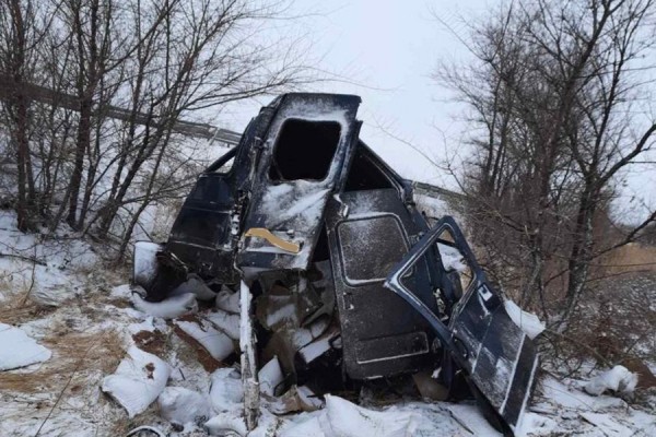 Под Самарой фура улетела в кювет во время снегопада Под Самарой фура улетела в кювет во время снегопада