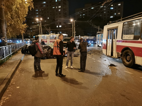 Невезучий &laquo;Делимобиль&raquo;: пьяные водитель и пассажир каршеринга попали в ДТП на Стара-Загоре 